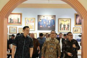 Anies Baswedan dan Agus Harimurti Yudhoyono saat melihat finalisasi pembangunan Museum dan Galeri SBY-ANI (foto: Facebook @aniesbaswedan)