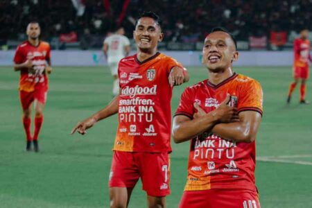 Gaya Irfan Jaya usai mencetak gol di gawang PSM Makassar (foto: Dok Bali United)