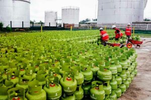Pertamina Patra Niaga Tambah 11,4 Juta Tabung LPG 3 Kg untuk Idul Adha 2024 Sejumlah awak Pertamina menyiapkan pasokan LPG Subsidi 3 Kg untuk masyarakat