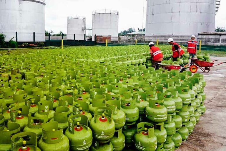 Pertamina Patra Niaga Tambah 11,4 Juta Tabung LPG 3 Kg untuk Idul Adha 2024 Sejumlah awak Pertamina menyiapkan pasokan LPG Subsidi 3 Kg untuk masyarakat
