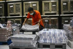 Tumbuh Stabil, Likuiditas Perekonomian Capai Rp8.372,6 Triliun pada Juni 2023 Petugas sedang menata uang rupiah sebelum diedarkan (foto: infopublik)
