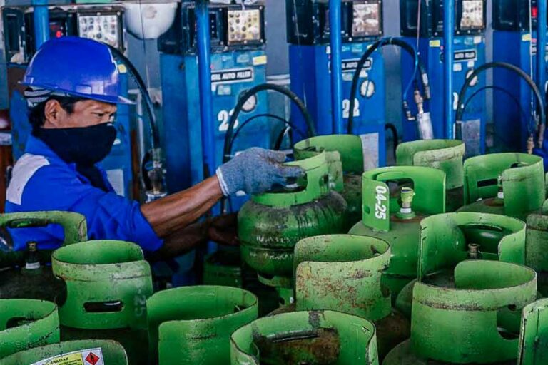 Awak Pertamina menyiapkan pasokan LPG Subsidi 3 Kg untuk masyarakat