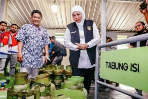 Gubernur Khofifah meninjau salah satu agen elpiji 3 Kg di Surabaya