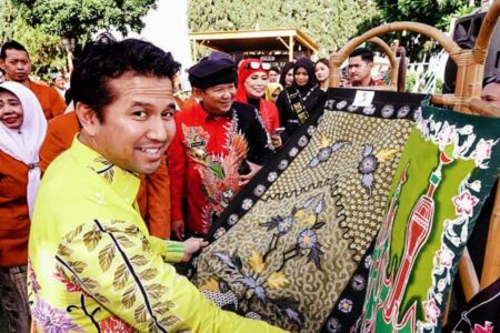 Emil Dardak menunjukkan salah satu batik yang dipamerkan dalam Jambore Batik Jawa Timur di Rembangan, Kabupaten Jember