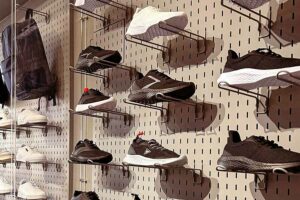 Raih Respon Tinggi Penggemar Sepatu Lokal, Brodo Buka Flagship Store Ketiga di Bekasi Etalase sepatu lokal Brodo di flagship store ketiganya di Kota Bekasi
