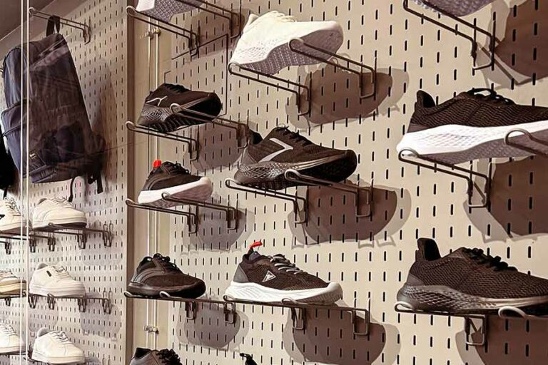 Raih Respon Tinggi Penggemar Sepatu Lokal, Brodo Buka Flagship Store Ketiga di Bekasi Etalase sepatu lokal Brodo di flagship store ketiganya di Kota Bekasi