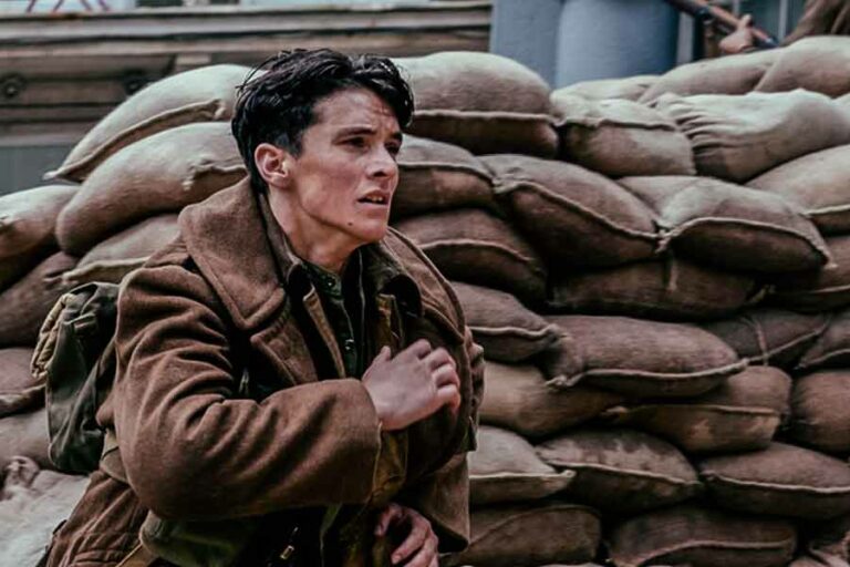 Fionn Whitehead dalam salah satu adegan di film Dunkirk (2017)