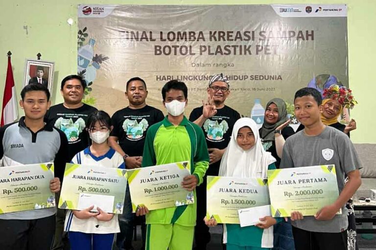 Para peserta Lomba Kreasi Sampah Botol Plastik PET dan Seminar Hari Lingkungan Hidup di kota Tarakan, Kalimantan Utara