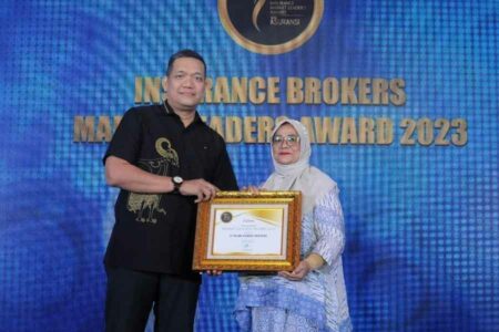 Direktur PT Pialang Asuransi Indotekno, Edina Pelbawati, saat menerima penghargaan di acara Insurance Market Leaders Award 2023 di Jakarta