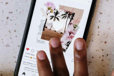 Menjaga interaksi dengan user adalah cara terbaik untuk menyuguhkan citra brand, termasuk produk dan layanan (foto: cottonbro studio, pexels)