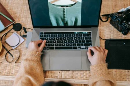 Produksi konten sosial media butuh kreativitas tingkat tinggi. Di internet, dengan mudah kita bisa mengail inspirasi dari banyak sumber (foto: Liza Summer, pexels)