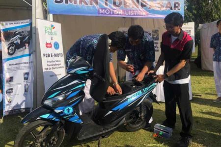 Pelatihan teknis konversi motor listrik dari motor BBM yang dilakukan siswa SMK Negeri 1 Denpasar