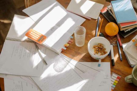Ilustrasi meja yang biasa digunakan dalam sebuah pertemuan tim startup (foto: cottonbro studio, pexels)