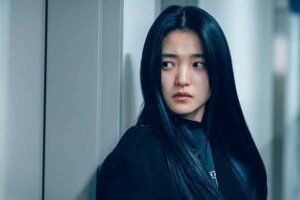 Kim Tae-ri dalam salah satu adegan dalam drama Revenant (2023)