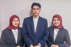 Tiga Mahasiswa UIN Sunan Ampel Surabaya Raih Juara 2 Debat Nasional Tim debat FSH UIN Sunan Ampel Surabaya (foto: Dok Humas UINSA)