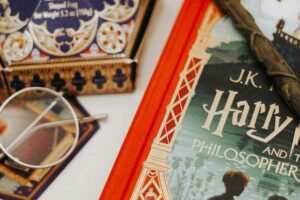 Ilustrasi buku Harry Potter, karya J.K. Rowling (foto: Shayna Douglas, unsplash)