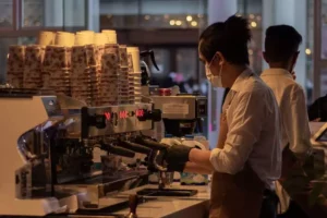 Jadi barista, bisa jadi pilihan tersendiri untuk mencari rezeki di waktu senggang (foto: Ali Mubarak, pexels)