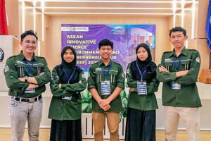 Para mahasiswa Universitas Islam Indonesia (UII) saat hadir di Asean Innovative Science, Environment, and Entrepreneurship Fair (AISEEF) 2023. (foto: Dok Humas UII)