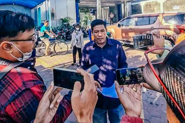 Choif Suhendro, warga Gresik, Jawa Timur, korban pembobolan rekening bank (foto: dok beritajatim.com)