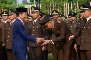 Presiden Jokowi saat menghadiri Upacara Peringatan Hari Bhakti Adhyaksa ke-63 di Lapangan Upacara Badan Pendidikan dan Pelatihan Kejaksaan Republik Indonesia, Jakarta (foto: Facebook @Jokowi)