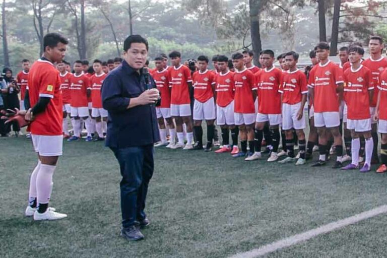 Erick Thohir: PSSI Serius Cari 11 Pemain untuk Tim U-17 Indonesia di Piala Dunia Ketua Umum PSSI Erick Thohir saat mengunjungi seleksi tim U-17 Indonesia di Persija Training Center, Bojongsari (foto: Dok PSSI)