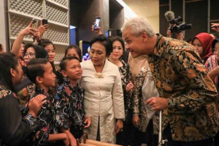 Gubernur Ganjar Pranowo dan Bintang Puspayoga, bersama sejumlah anak Indonesia