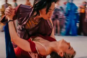 Tangkapan layar The Marvels, saat Park Seo Joon berdansa dengan Brie Larson.