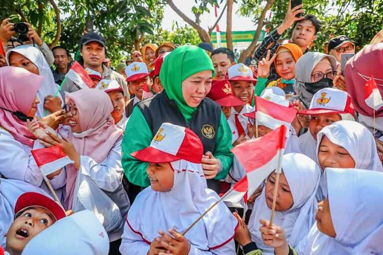 Jawa Timur Tiga Kali Raih Predikat Provinsi Layak Anak, Khofifah: Alhamdulillah! Gubernur Khofifah bersama anak-anak Indonesia