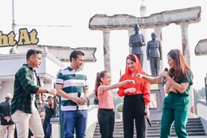 Wagub Emil Dardak bersama keluarga rayakan Hari Anak Nasional dengan kegiatan sapa warga di Tugu Pahlawan, Surabaya. (foto: istimewa)