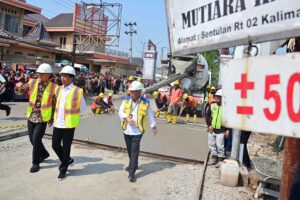 Presiden Jokowi meninjau proyek rekonstruksi Jalan Raya Surakarta-Gemolong-Purwodadi di Kabupaten Sragen, Provinsi Jawa Tengah