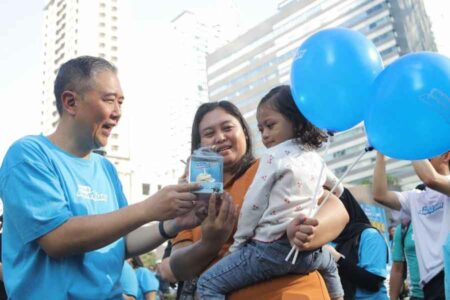 Kusumo Martanto, CEO & Co-Founder Blibli, Memberikan Kue Ulang Tahun Blibli kepada Masyarakat
