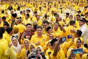 Tanggapi Bahlil Lahadalia, Yasril: Orang yang Ingin Munaslub justru Merusak Golkar! Ketua Umum DPP Partai Golkar Airlangga Hartarto di tengah masa pendukung (foto: facebook @golkar.indonesia)
