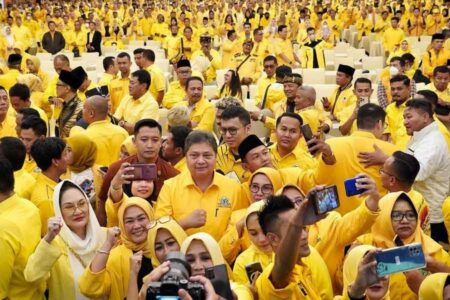 Ketua Umum DPP Partai Golkar Airlangga Hartarto di tengah masa pendukung (foto: facebook @golkar.indonesia)