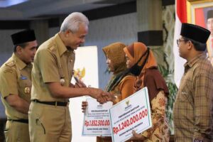 Gubernur Ganjar Pranowo Salurkan Bantuan Modal Usaha dan Fasilitas Sosial untuk Masyarakat Miskin Gubernur Ganjar dan Wagub Taj Yasin Maimoen menyerahkan bantuan di Gedung Gradhika Bhakti Praja.