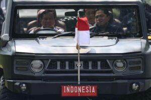 Menhan Prabowo Subianto menyupiri kendaraan taktis Maung 4x4 bersama Presiden Jokowi, Ibu Negara Iriana Jokowi, dan Menteri BUMN Erick Thohir