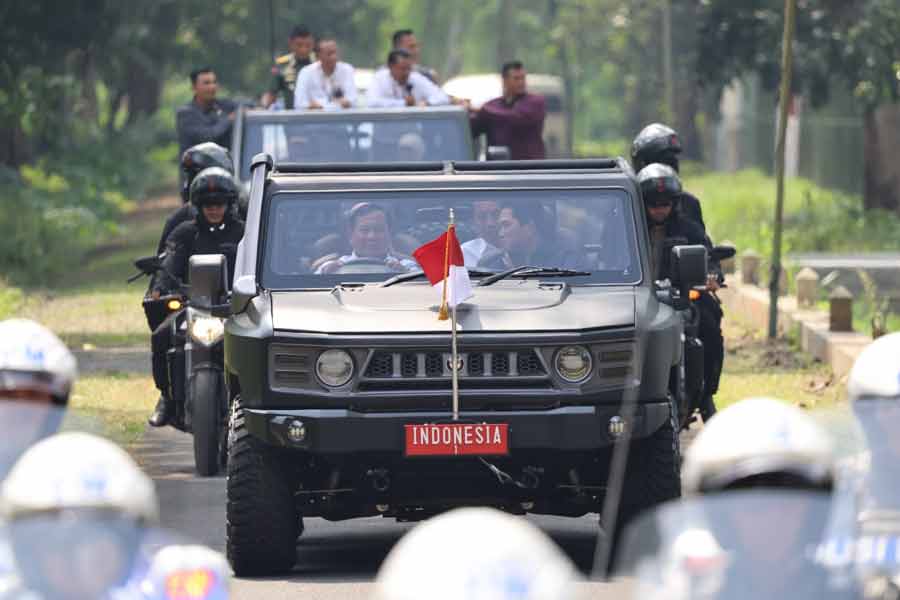 Rombongan Menhan Prabowo Subianto bersama Presiden Jokowi, Iriana Jokowi, dan Erick Thohir saat meninjau gudang munisi milik PT Pindad di Turen, Malang