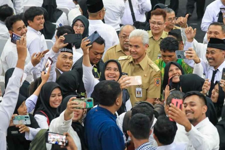 Perkuat Pelayanan Publik, Gubernur Ganjar Lantik 14.505 ASN