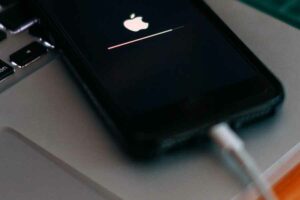Meningkat Signifikan, 80 Persen Smartphone Sudah Gunakan Teknologi Fast Charging ilustrasi ponsel sedang pengisian baterai (foto: Szabó Viktor, pexels)