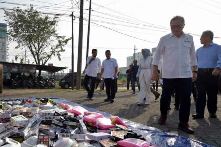 Mendag Zulkifli Hasan saat menghadiri pemusnahan barang impor tidak sesuai ketentuan senilai Rp12 miliar di Sidoarjo, Jawa Timur