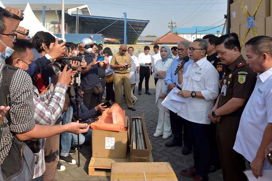 Mendag Zulkifli Hasan memberikan keterangan pers terkait pemusnahan barang impor tidak sesuai ketentuan senilai Rp12 miliar di Sidoarjo, Jawa Timur