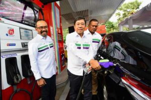 Pertamina Luncurkan Pertamax Green 95, Produk BBK Ramah Lingkungan Berbasis Bioetanol Direktur Logistik dan Infrastruktur Pertamina Alfian Nasution sedang melakukan pengisian Bahan Bakar Pertamax Green 95 di SPBU Pertamina