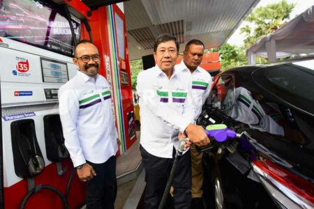 Direktur Logistik dan Infrastruktur Pertamina Alfian Nasution sedang melakukan pengisian Bahan Bakar Pertamax Green 95 di SPBU Pertamina