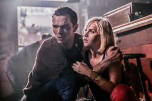 Nicholas Hoult dan Felicity Jones dalam salah satu adegan dalam film Collide (2016)