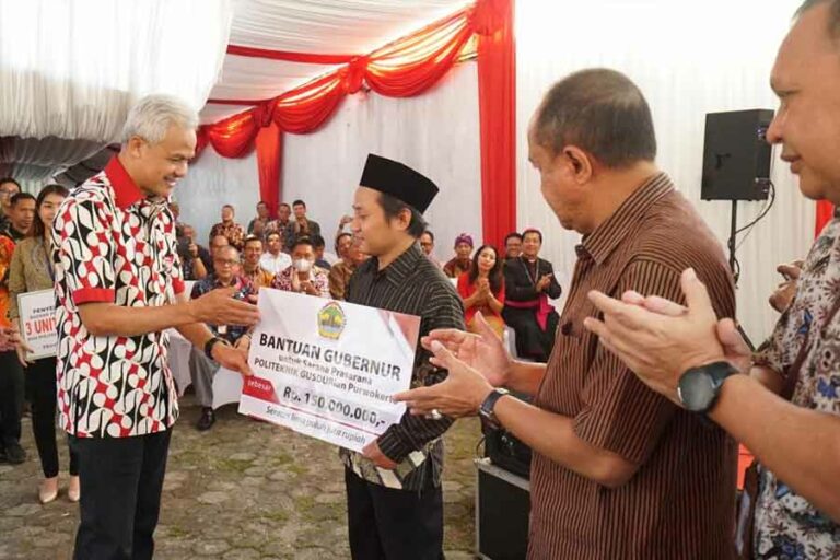 Gubernur Ganjar Pranowo memberikan bantuan sarana dan prasarana pendidikan senilai Rp150 juta kepada Yayasan Politeknik Gusdurian Banyumas