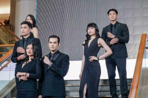 Sejumlah model memamerkan merek jam tangan Rado di pembukaan butik pertamanya di Plaza Indonesia, Jakarta