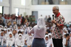 Resmikan Dua Resmikan SMKN, Ganjar Buka Akses Pendidikan di Daerah Terpencil Gubernur Ganjar Pranowo berdialog dengan salah satu siswi