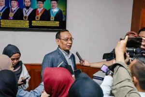 Rektor Unair Prof Dr Mohammad Nasih saat memberikan keterangan di depan wartawan