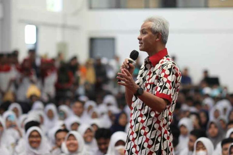 Ganjar Pranowo Tegaskan Tidak Ada Lagi Penahanan Ijazah Lulusan di Jawa Tengah Gubernur Jawa Tengah Ganjar Pranowo