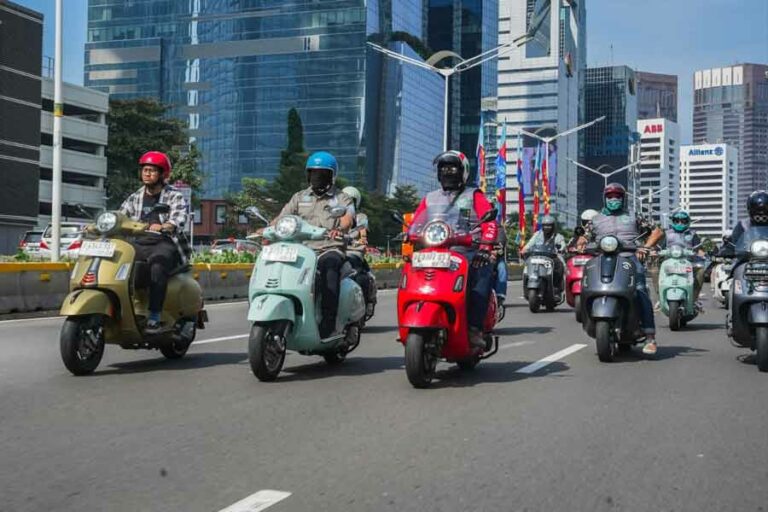 Pencinta Vespa ikut sebarkan keseruan riding dengan Vespa GTS terbaru di acara Vespa GTS Riding Experience