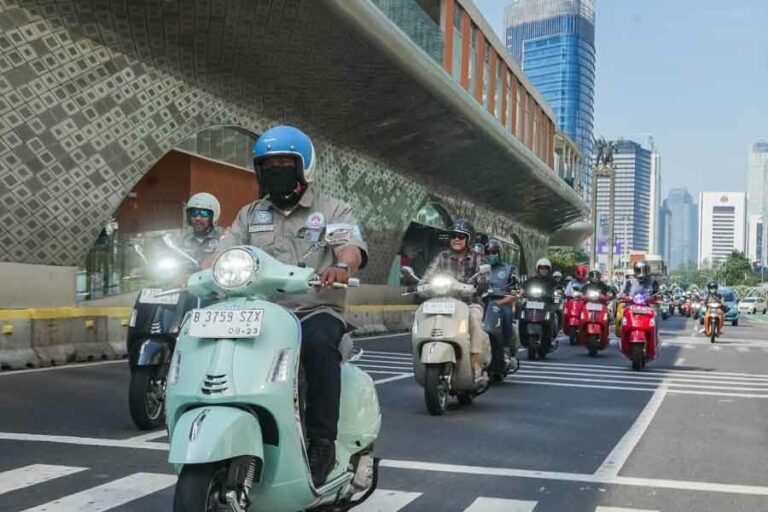 Pencinta Vespa ikut sebarkan keseruan riding dengan Vespa GTS terbaru di acara Vespa GTS Riding Experience